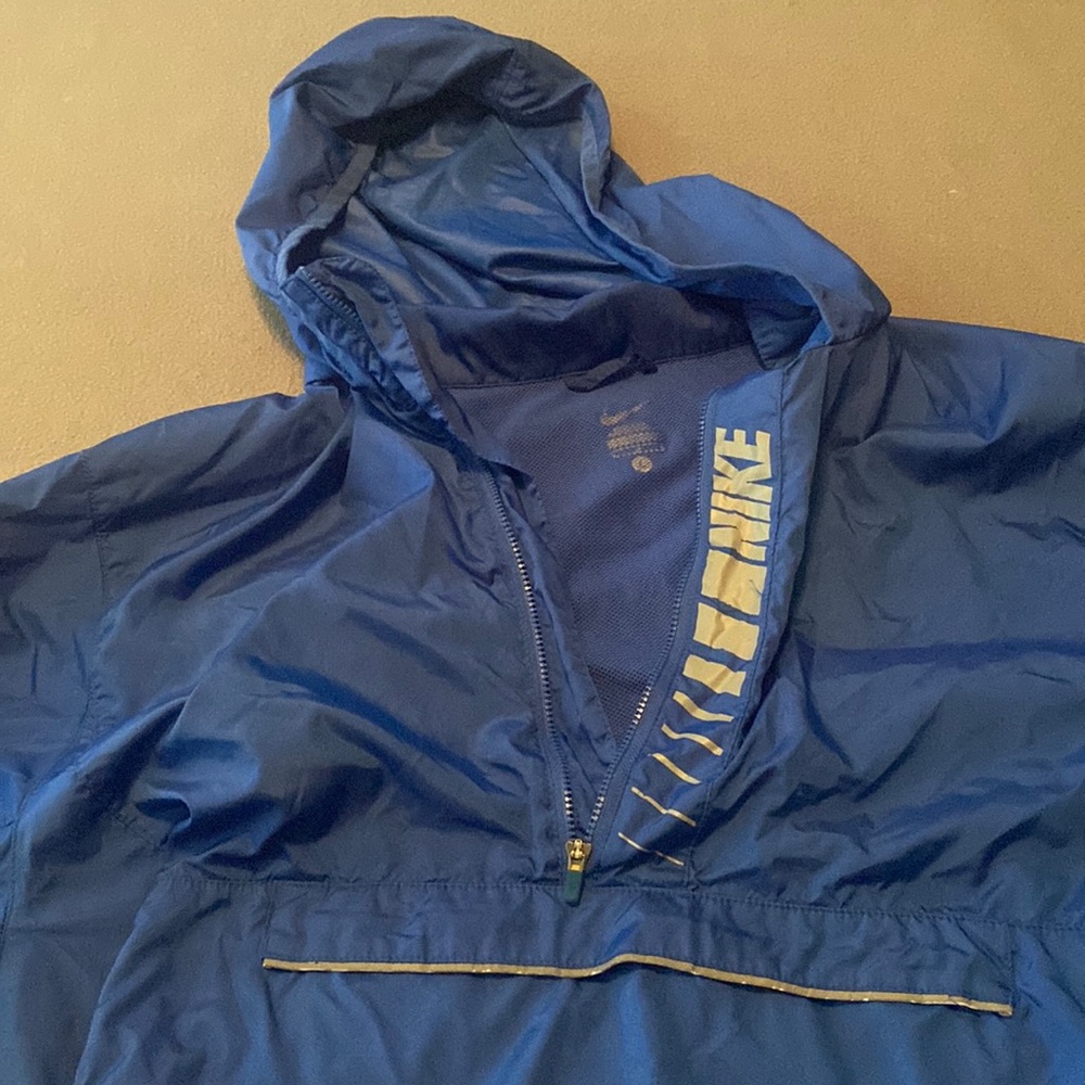 Mens size L Nike windbreaker. Good condition.